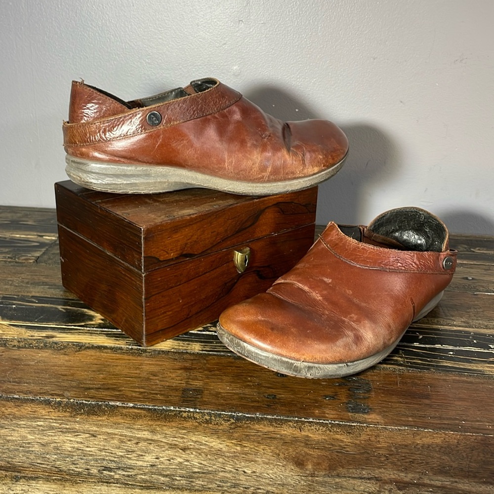 Sole brand leather loafers/mules with built in “orthotic” brown leather women 40
